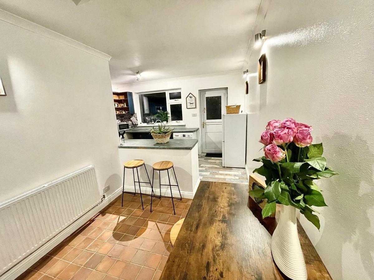 Traditional Cosy Pet Friendly Cottage By The Canal With Cymru Holidays Cwm-bran Exteriér fotografie